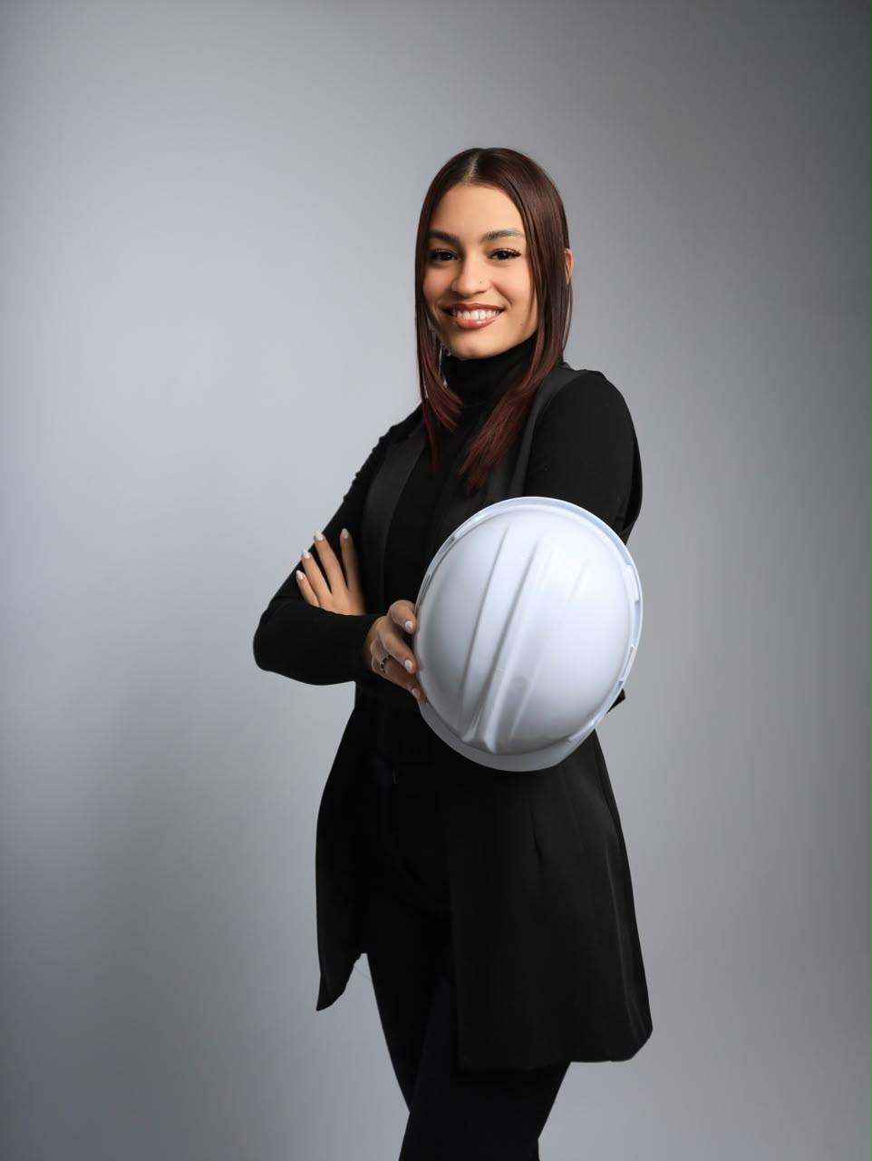 Lizbeth Polanco Brito sonriendo, con su casco de obra