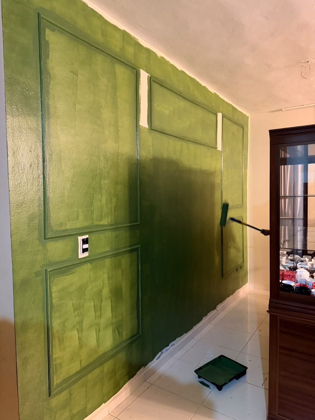 Pared verde con molduras clásicas